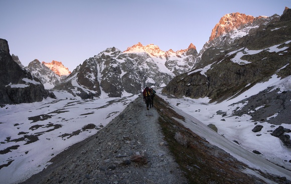 [20070518-GlacierNoirMoraineUpPano_.jpg]
Approach on the moraine of the Glacier Noir, under the SE face of the Ecrins. The south ridge of the Barre des Ecrins is clear on the horizon, a classic but intimidating 2000m rock climb. The pass below it is Avalanche Pass and you do not want to go anywhere near it as the name is not an understatement. In the middle is peak Coolidge which has several classics and an easy descent. And to the left ois the upper part of the Glacier Noir leading to Ailefroide, where today's objective is located.