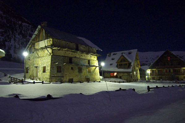 [20090110_233842_IzoardLugeNight.jpg]
Old houses at night in the tiny outpost of Les Laus.