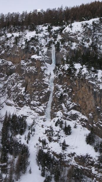 [20100116_094928_IceEmbrun.jpg]
Less known than the areas of the Fournel or Freissiniere, there are also some intersting icefalls near Embrun, some km south of Briançon.