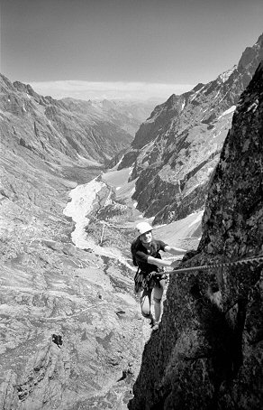 [SoleilGlacial.jpg]
Soleil Glacial, Glacier Noir, Ecrins.