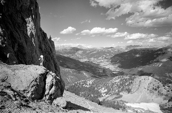 [Tenailles_SideViewH.jpg]
Side view of Tenailles de Montbrison with Briançon down the valley.