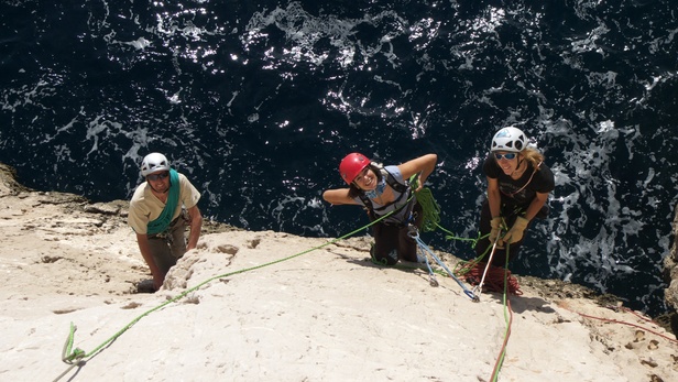 [20091024_144431_Sormiou.jpg]
Rappelling very near the sea before starting the climb. If you can't do the 1st pitch, you can always swim back to Marseilles.