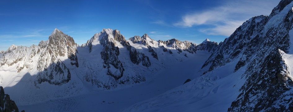 [20101229_164941_GrandsMontetsPano_.jpg]
A view of the Argentière glacier as seen from the summit of Grands Montets. Chardonnet, Aiguille d'Argentière in the middle and Mt Dolent as the triangle in the distance marking the limit between France, Italy and Switzerland.