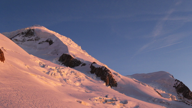 [20120601_201143_GrandsMulets.jpg]
The long ridge towards the Dome du Gouter which we'll climb tomorrow.