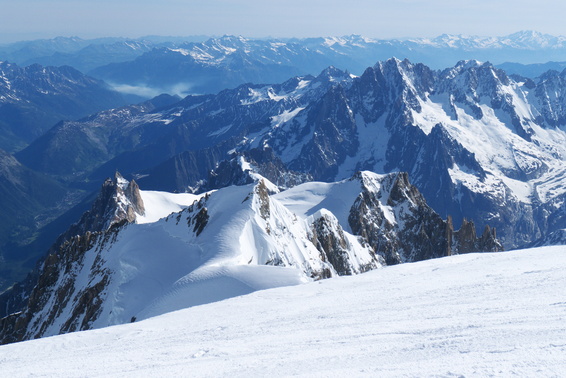 [20120602_080433_MtBlanc.jpg]
Aiguille du Midi, Tacul and Mt Maudit as seen from the summit of Mt Blanc. Behind them is the Verte.