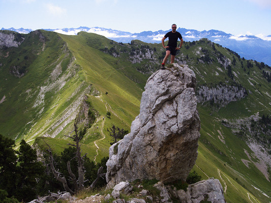 [20090725_122153_Gendarme.jpg]
Fred standing on rock spire with part of the Chartreuse ridge and Belledonne in the background.