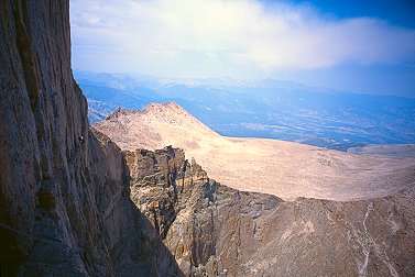 [Casual_LastTraverse.jpg]
Jenny traversing the last pitch of the Casual Route.