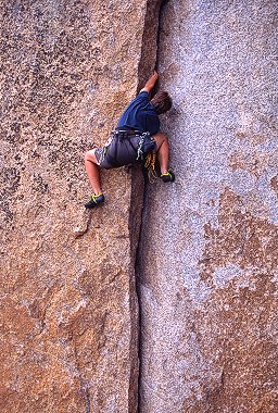 [YosemiteCrackSeneca.jpg]
Just below the Owl, Seneca on the 5.9 sandbag of Yosemite crack, a heinous greasy offwidth crack. The grades at the Twin Owls are much stiffer than other places like the Book.