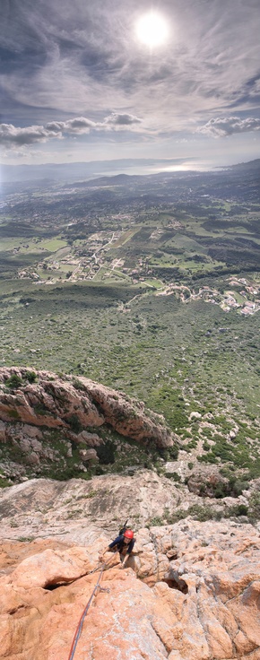 [20061111-GozziAjaccioVPano_.jpg]
Zoom down the upper part of Peche Veniel, with a view of the maquis shrubland and the bay of Ajaccio. (HDR panoramic image)