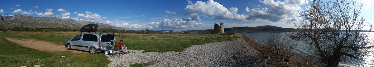 [20100414_171539_PaklenicaBeachPano_.jpg]
Panorama from the beach. The 'Doghead King tower' ruins on the shore.