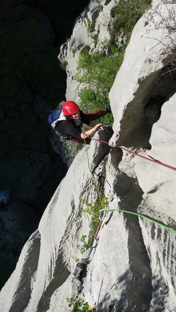 [20100415_111920_SenzaPieta.jpg]
Crux move of the 1st pitch of Senza Pieta, Debeli Kuk.