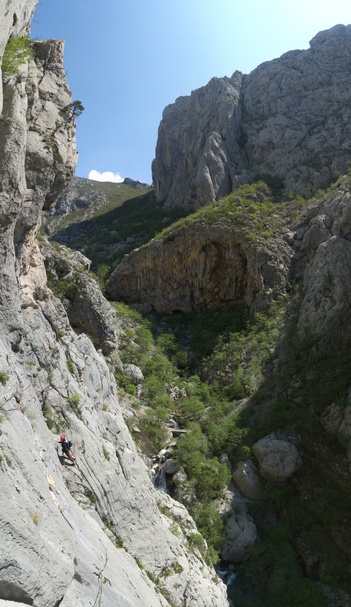 [20100415_121415_SenzaPietaVPano_.jpg]
Crux traverse (6b) of Senza Pieta, Debeli Kuk.