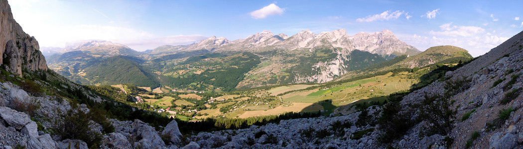 [20070701-DevoluyGiconPano_.jpg]
Panorama taken at the base of the Gicon. From left to right: pic de Bure (almost lost in the white clouds), the Festre pass in the back, the village of St Disdier, Mt Obiou and the summit of the Gillardes (backside of the cliff).