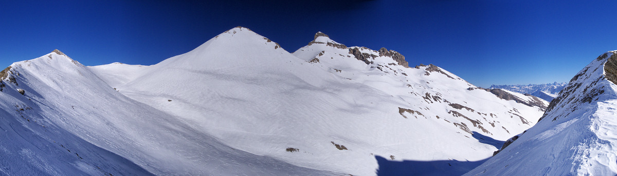 [20080217_104204_CharnierValleyPano_.jpg]
As seen from the Charnier Pass: the Tete de Vallon Pierra (left) and the Grand Ferrand.