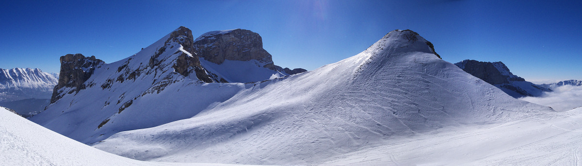 [20080217_110856_CharnierPassPano_.jpg]
The Charnier pass (left), under the Rocher Rond, is taken on the way up. On the way down the pass on the right of the image provides a faster (and much steeper) way down.