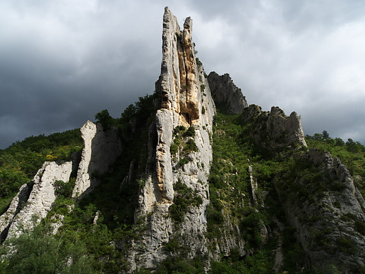 [20100619_175137_Bellecombe.jpg]
The rock reveals its narrow nature, reminiscent of Seneca rocks in the eastern USA. A classic routes runs along the edge.