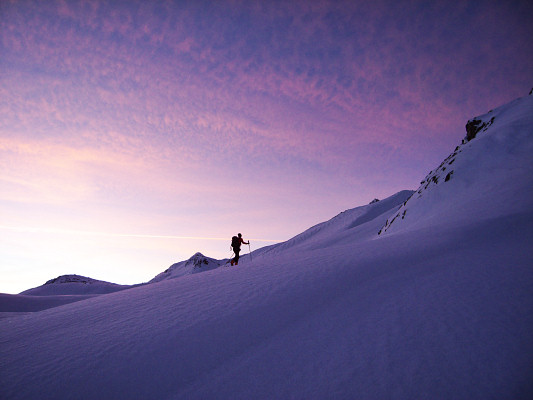 [20080426_051652_BackcountrySkiingDawn.jpg]
Early start from Villard d'Arene, daylight catches up with us only above the hut.