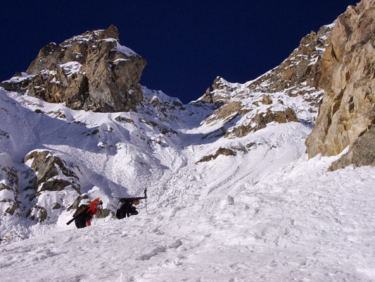 [20080426_064917_PlateAgneauxPass.jpg]
Cecile and Christine going up the couloir, with the skis on the pack.