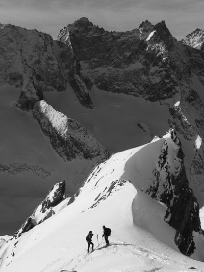 [20090331_092306_ColLauze.jpg]
Going down from the Lauze Pass. The vallon du Diable and its famed icefalls is right underneath.