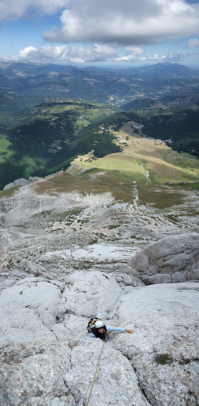 [20080817_101821_PrimaSpallaVPano_.jpg]
Random climbing up the Prima Spalla. There are some many routes to chose from we actually started at random without a guidebook. It started with 2 pitches of 4th class with only a stiff 6b roof move.