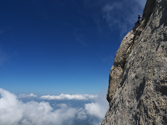 [20100822_111939_GranSasso2ndSpalla.jpg]
Traversing towards the end of the route.