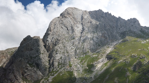 [20110806_131312_IntermesoliPano_.jpg]
The three shoulders of Corno Piccolo as seen from Intermesoli.