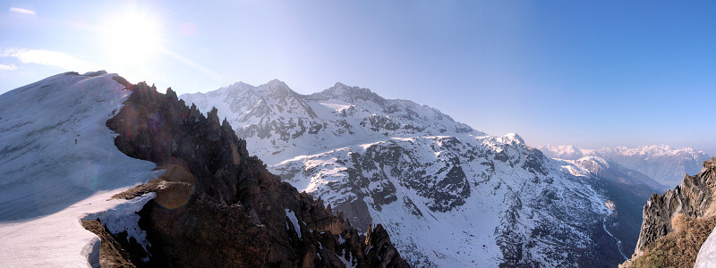 [20070421-AiguillettePano_.jpg]
The summit of Aiguilettes with Cochette and Etendard in the back. The ski resort of l'Alpe d'Huez is on the right of the range and in the back is the beginning of the Ecrins NP.