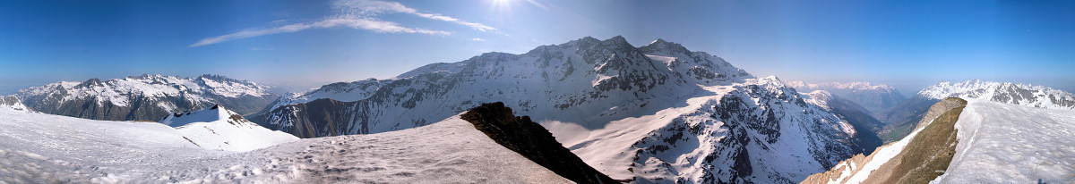 [20070421-AiguilletteSummitPano_.jpg]
From the summit of Aiguillettes: the northern half of Belledonne (left), the Glandon pass, Cochette, Etendard, Oisans, the valley of the Romanche leading towards Grenoble, and Taillefer range 