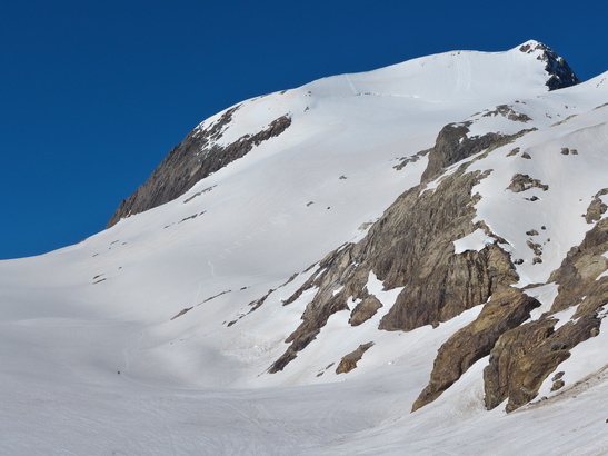 [20130621_083516_EtendardSummerSki.jpg]
The Etendard peak is finally visible, with two skiers at the bottom of the slope.