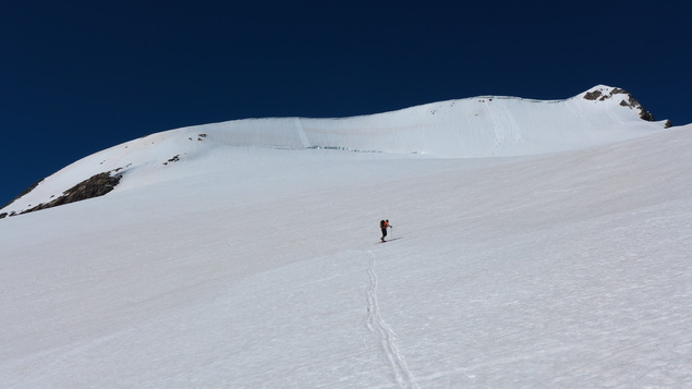 [20130621_093157_EtendardSummerSki.jpg]
Higher up I catch up with them while getting closer to the summit.