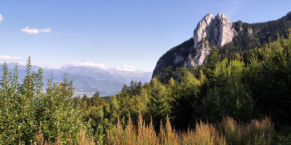 [20070905-162323_GrenoblePaths.jpg]
'Les Trois Pucelles' (the 3 virgins), a notorious rock sticking out above Grenoble and marking the entrance to the Vercors plateau. There are some funny place names. There is a saying here that goes something like: 'Si tu montes les Deux Soeurs, tu verras les Trois Pucelles, Seyssins, Montcul et le Rocher de Fesse'. An interesting perspective... The Taillefer is visible in the back.