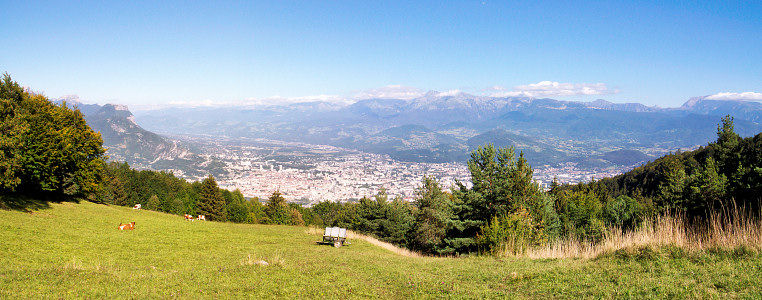 [20070905-163120_GrenoblePathsPano_.jpg]
Coming down from the Vercors there are many mountain-bike paths, usually taken by lazy bums who ride the bus on the way up. The Neron is on the left with Belledonne covering most of the horizon.