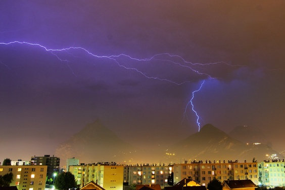 [20070917_212857_Lightning_.jpg]
Combination of sky and ground lightning within a few seconds of each others.