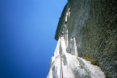 [HalfDomeSteepflakes.jpg]
Steep 5.11 flakes in the upper part of the route.