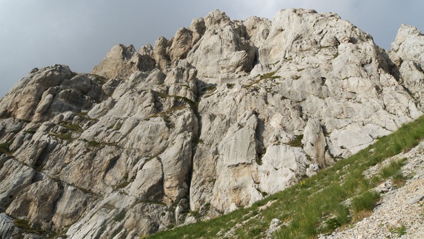 [20090812_181307_Vettore.jpg]
A view of the cliff. The 2-pitch routes and on the right part and several longer routes start from the obvious pillar in the center.