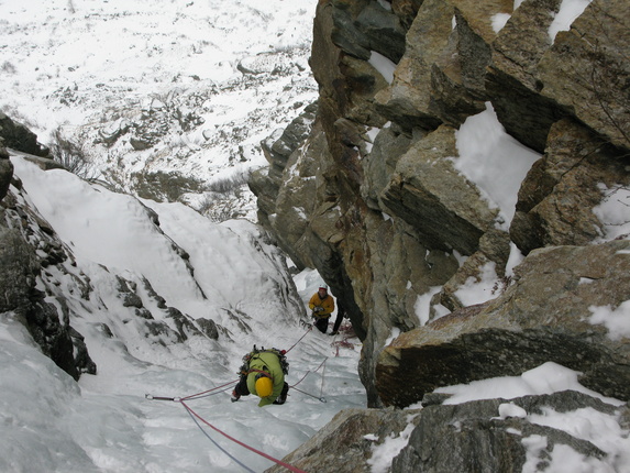 [20111231_150047_ArvierAres.jpg]
High traffic on the easiest icefall around.