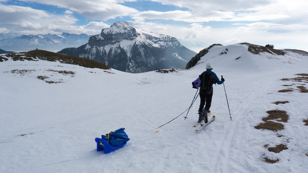 [20110130_131016_Jacuzzi.jpg]
Jenny arriving under the Charmant Som with a load of wood. The jacuzzi is visible at the pass and already crowded