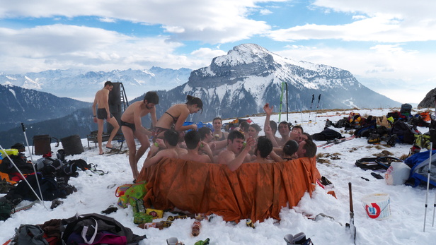 [20110130_131136_Jacuzzi.jpg]
International crowd in the jacuzzi with full view on Chamechaude: some swiss, some french, some italians, some catalans, brazilians, polish, german...