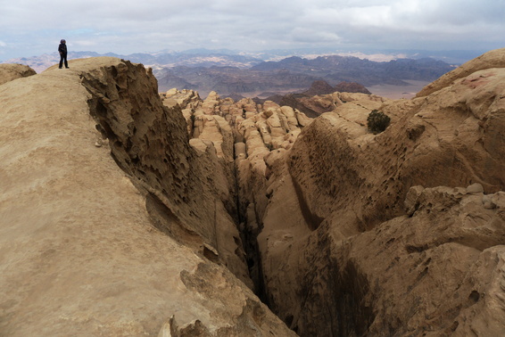 [20111106_092054_ThamudeanRd.jpg]
OK, now which of those numerous ridges is the proper one ?