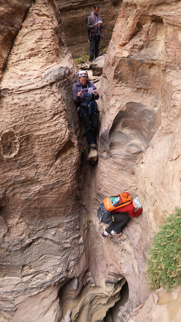 [20111106_112255_HammadsRoute.jpg]
When everybody's looking at the guidebook, it's usually a good hint that you are off route. Indeed.