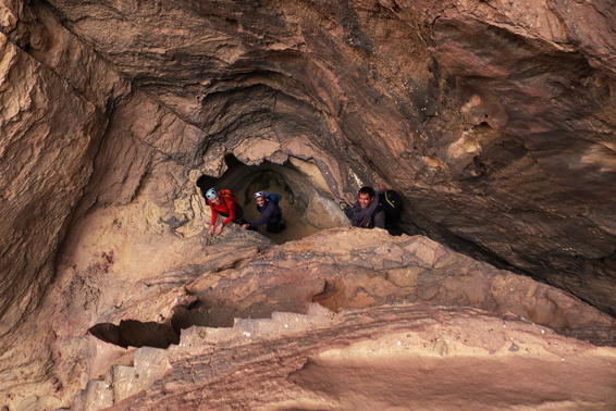 [20111106_112447_HammadsRoute.jpg]
Going deeper and deeper into the great Siq is not the brightest idea we had that day, between short rappels on rotten slings around sandy holes and exposed moves on fragile 'rock'.