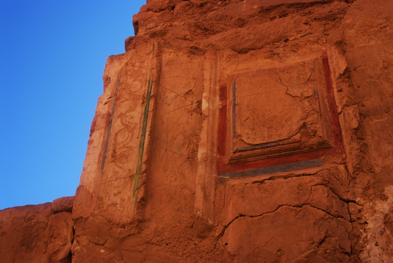 [20111108_130831_Petra.jpg]
Remnants of ancient colors in the back of the Temenos.