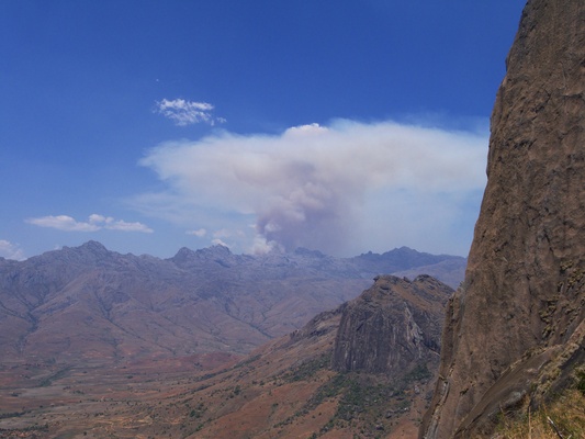 [20081018_122058_Tsarakonga.jpg]
Smoke from a forest fire behind the Dondy. It burned for 3 days, worrying us that it might change valley.