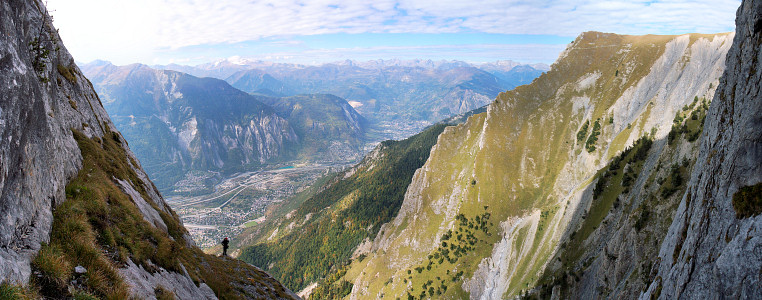 [20070923-114955_CroixDesTetesPano_.jpg]
A view of the intermediate ledge.