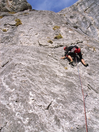 [20070923-163520_CroixDesTetes.jpg]
Ago leading the slab of the last pitch.