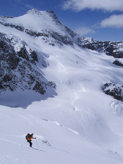 [20080501_131512_SmallCiamarellaSkiDown.jpg]
The summit ridge proves too windy and we stop on the crest. Excellent powder snow on the way down. The Albaron beckons in the back