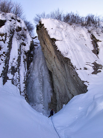 [20090219_123020_MonePeseyNancroix.jpg]
The Mone icefall at Pesey-Nancroix: 4 jumps separated by flat walks make it safe for multiple parties to climb together.