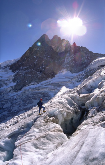 [20060905-1203-GlacierMeijeVPano_.jpg]
On the Meije glacier, below the north face of La Meije. One of the ice gully actually looks to be in decent conditions.