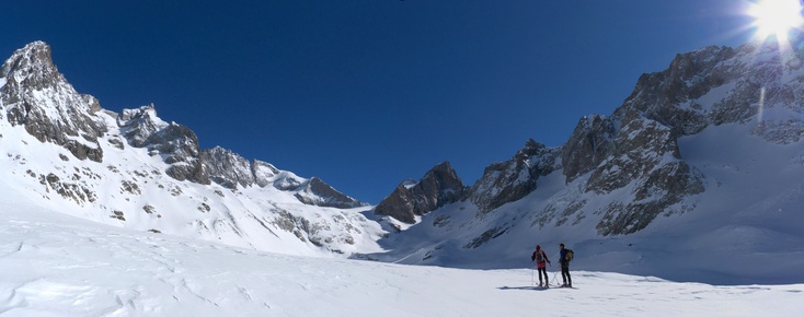 [20110320_103238_VallonDiablePano_.jpg]
Upper part of the Vallon du Diable, just under the Selle hut. The Gandoliere couloir is barely visible up and right from the skiers. In the back, on the left side is the 'Replat' which one takes to do the tour of the Rateau (see above).