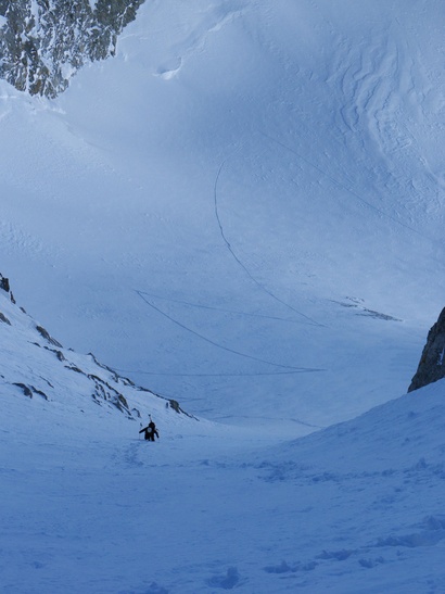 [20110320_124651_Gandoliere.jpg]
Upper part of the couloir, too steep to ski up.